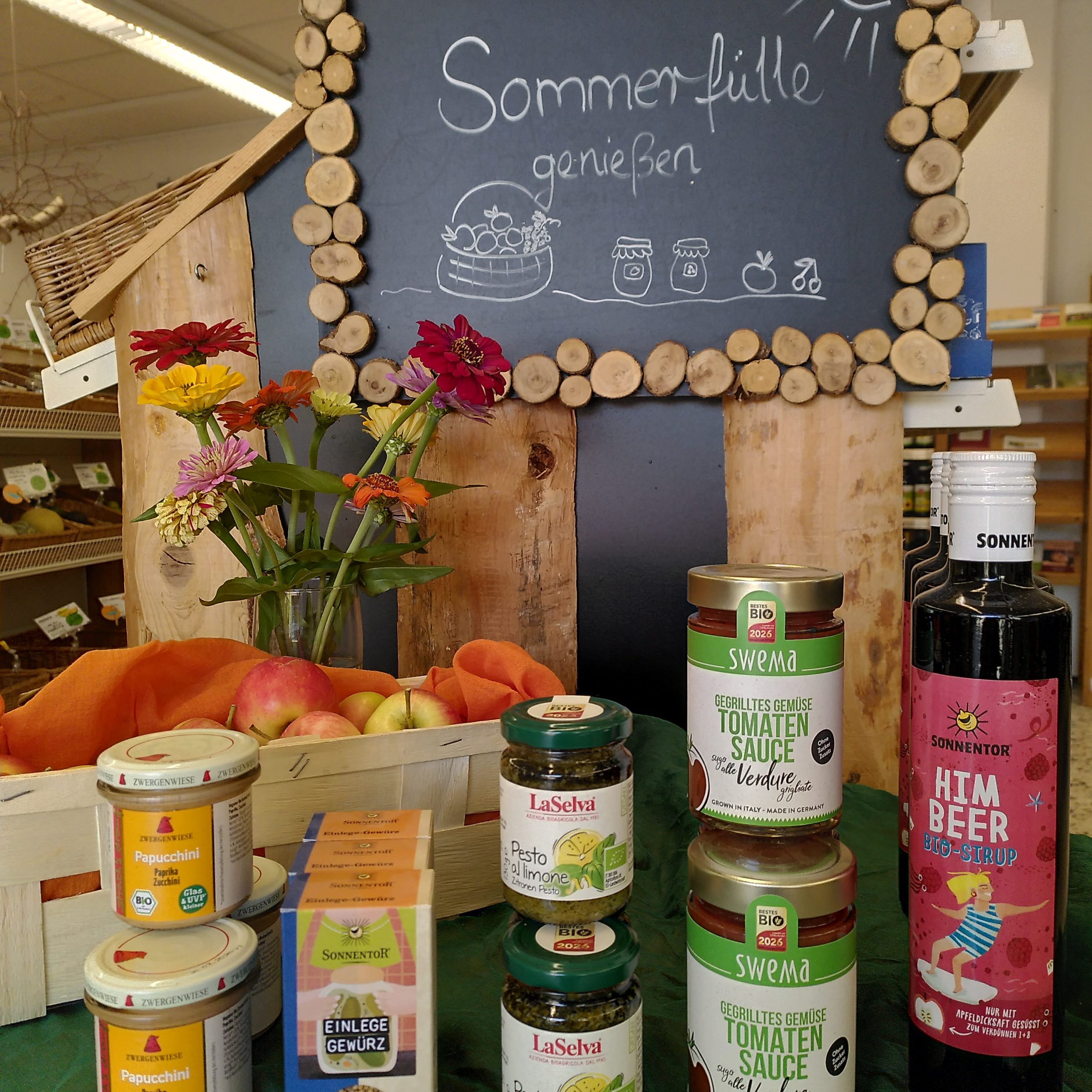Angebote der Wochen 35 und 36: Himbeersirup, Tomatensauce Gegrilltes Gemüse, Pesto al limone, Einlegegewürz, Papucchini, Frühäpfel