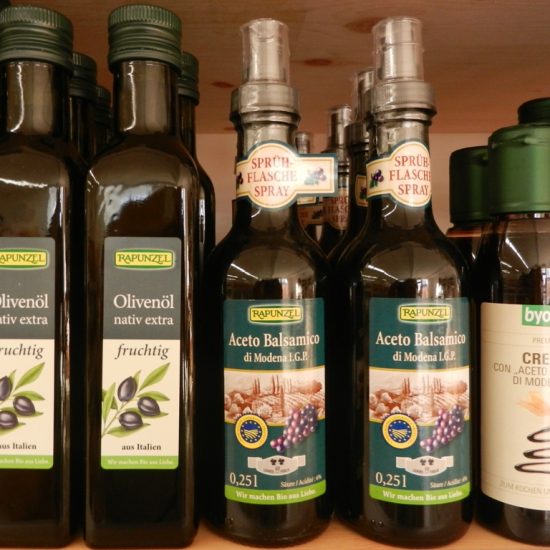 Z.B. Olivenöl und Balsamico in verschiedenen Variationen